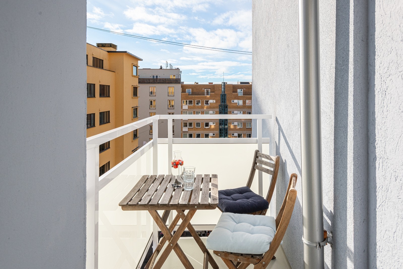 Sydvestvendt balkong med gode solforhold - perfekt for late sommerdager! Galleribilde