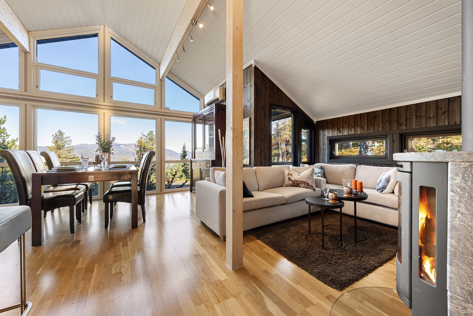 Hytta har en romslig og åpen stue- og kjøkkenløsning. Galleribilde