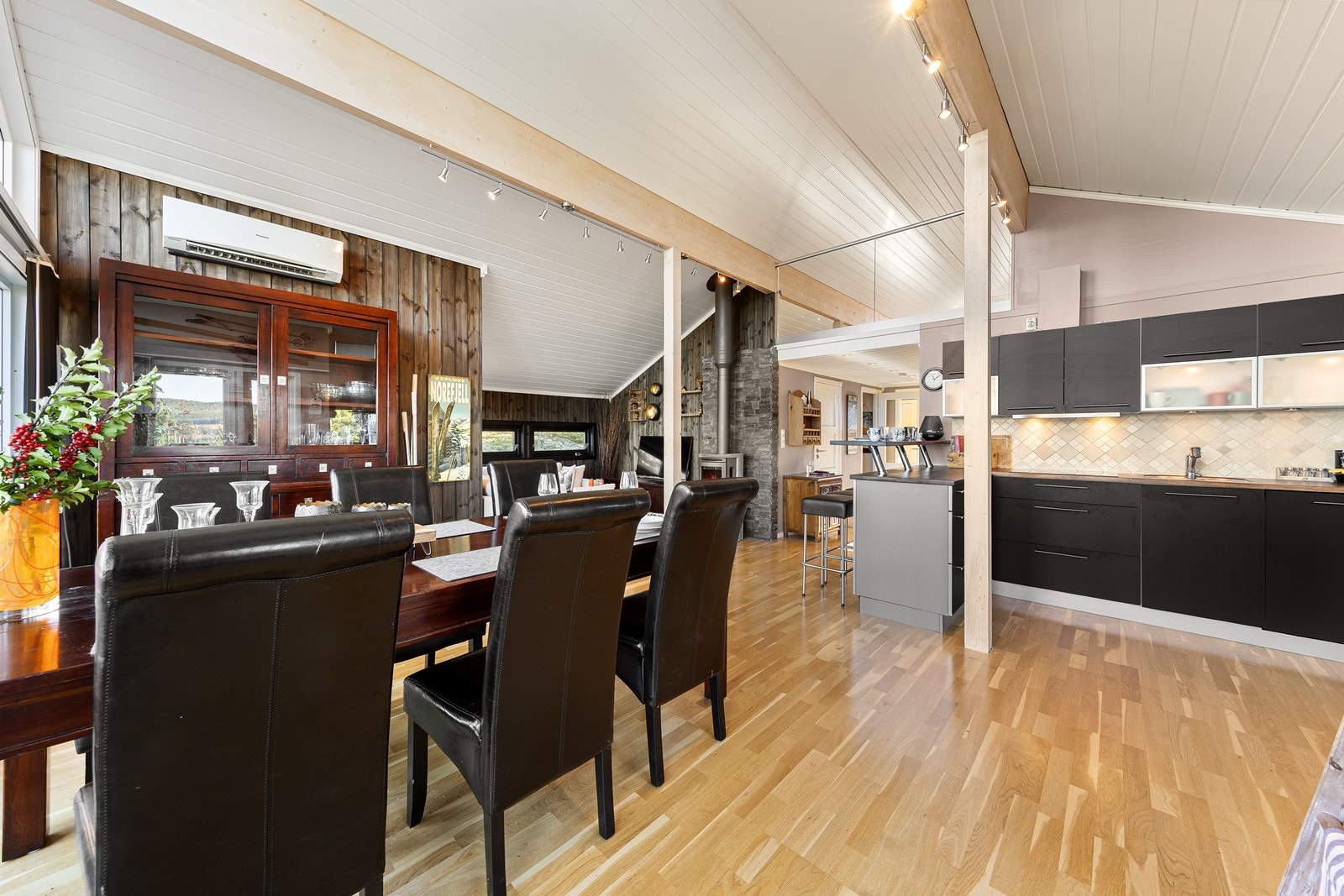 Spisestuen har sin naturlige plassering i nærhet til kjøkkenet. Galleribilde