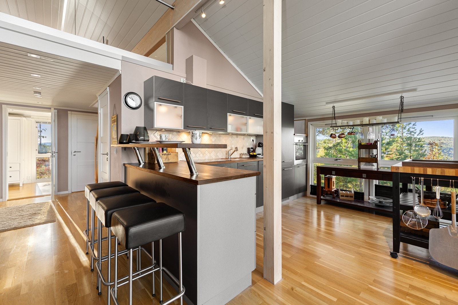 Den åpne løsningen gjør dette til det ideelle allrom! Galleribilde