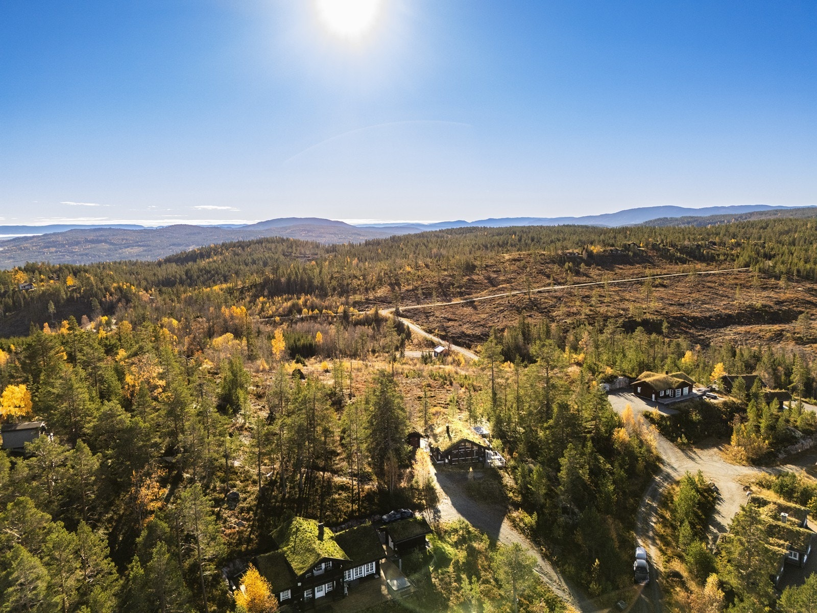 Hytta ligger ca. 457 meter over havet, med flott utsikt mot skogkledde åser og fredelige omgivelser. Galleribilde