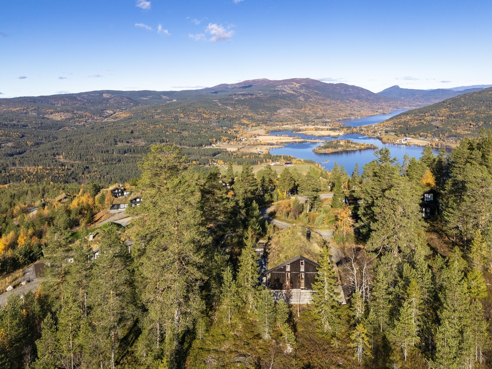 Norefjell ligger kort kjøreavstand unna med alpinanlegg, langrennsløyper og naturopplevelser året rundt. Sommerstid kan man bade, fiske eller padle i Krøderen, samt gå turer til Høgevarde og Tempelseter. Galleribilde
