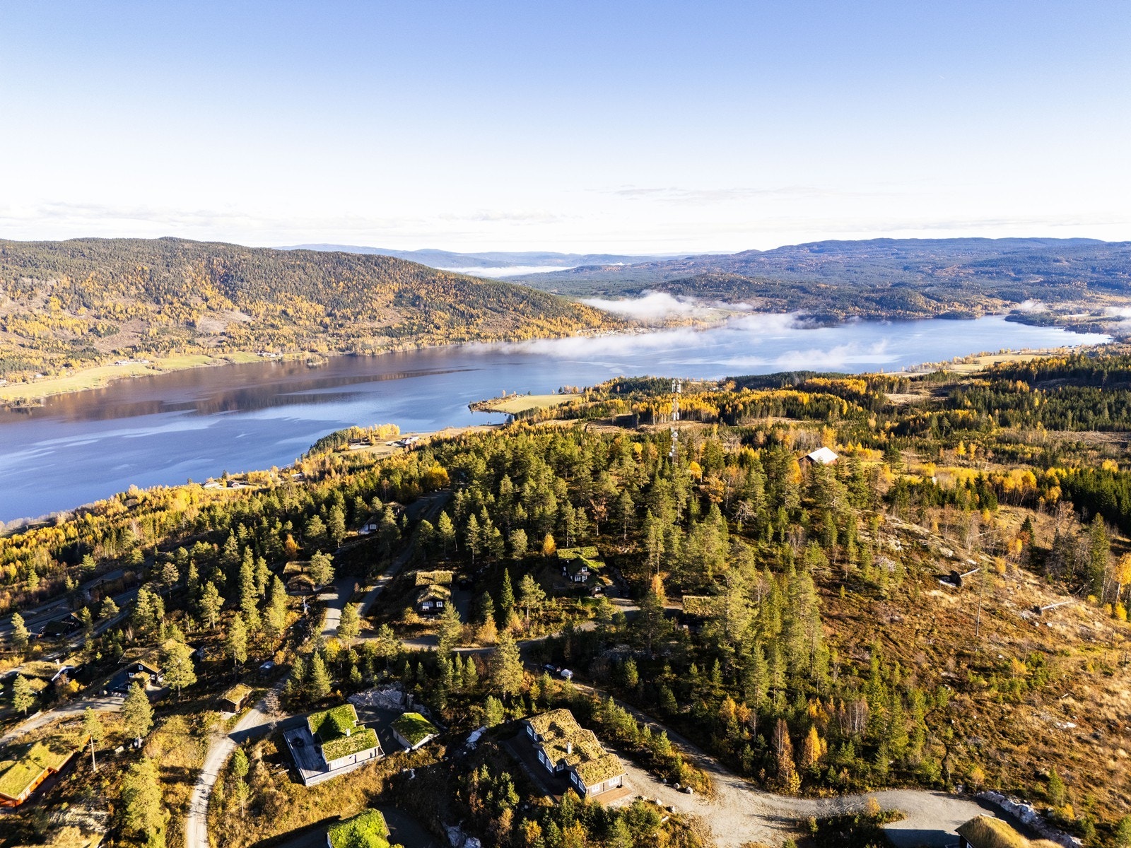 Eiendommen ligger i et attraktivt og naturskjønt hytteområde på Hovdekollen i Krødsherad. Galleribilde