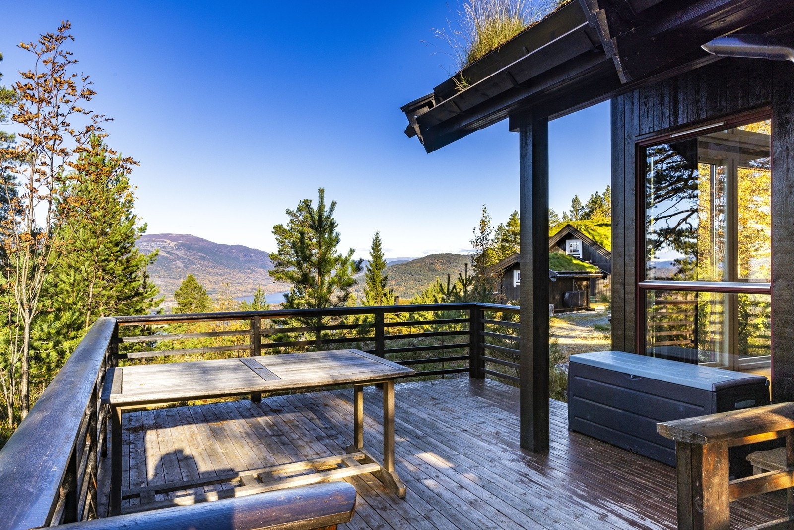 Attraktiv hytte i naturskjønne omgivelser med helårsvei, parkering på egen tomt og kort vei til friluftsaktiviteter. Galleribilde