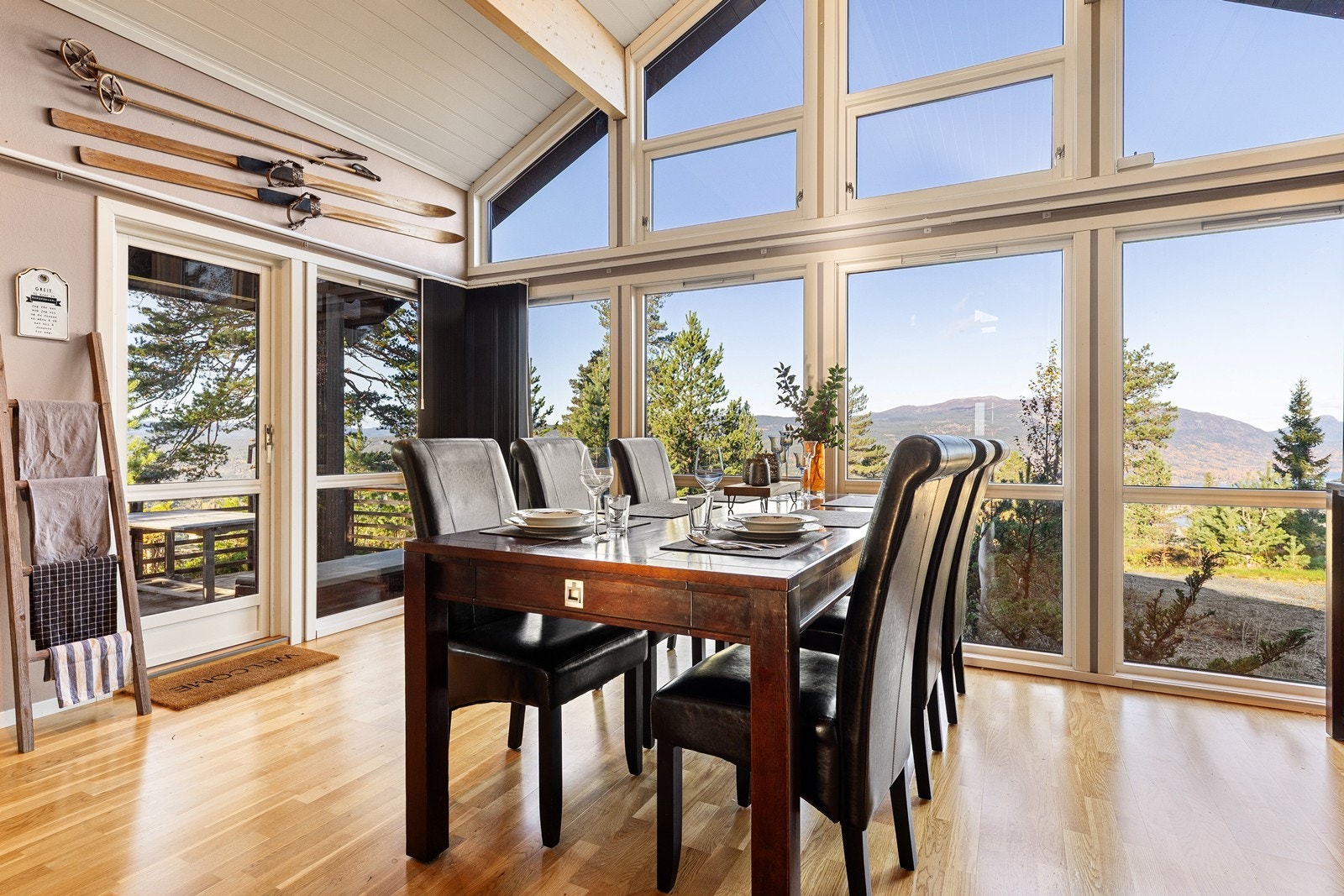 En luftig atmosfære og store glassflater slipper naturen inn. Galleribilde