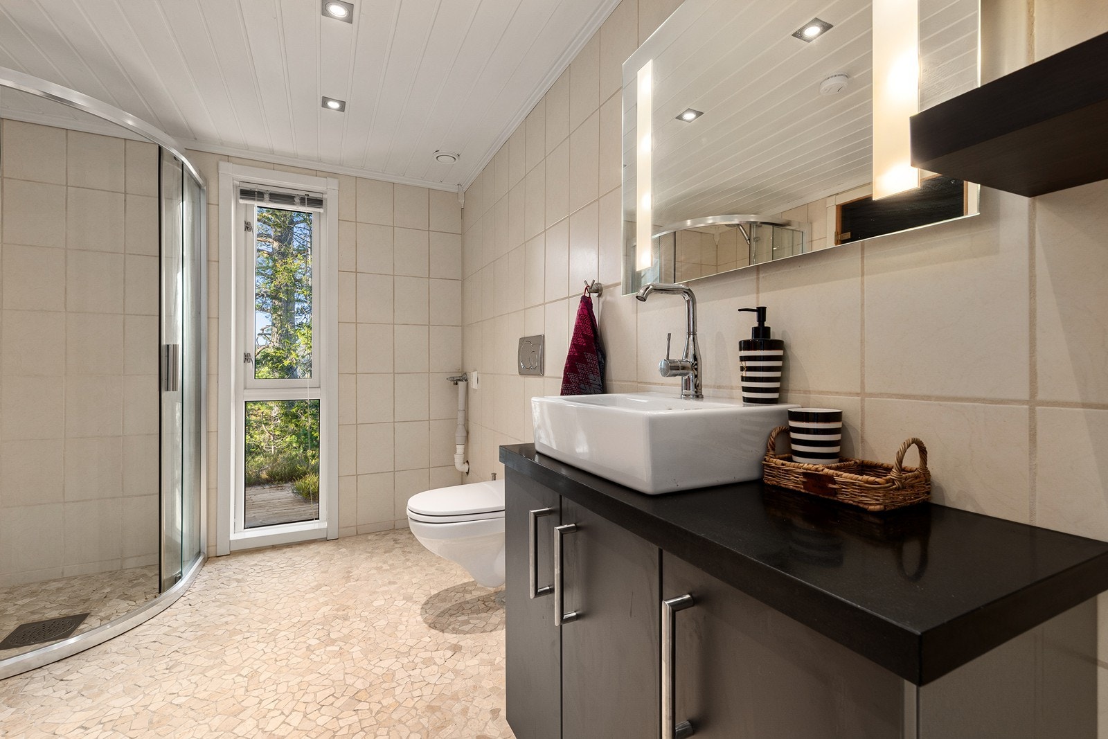 Baderommet er flislagt og har elektriske varmekabler i gulv. Galleribilde