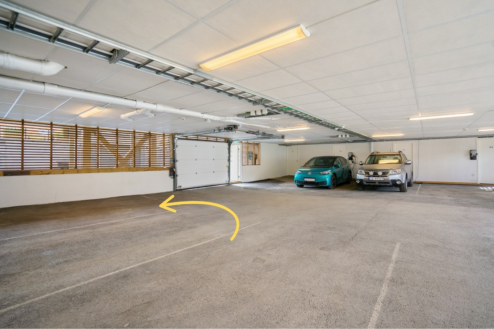 Egen parkeringsplass i garasjeanlegg - tørt, trygt og praktisk året rundt. Garasjeport med portåpner og enkel adkomst rett fra veien Galleribilde