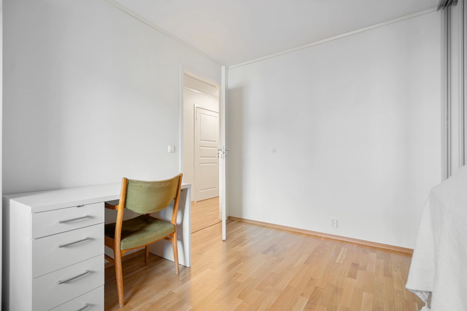 Soverom 1 - Lyst rom som egner seg godt som barnerom, gjesterom eller hjemmekontor Galleribilde