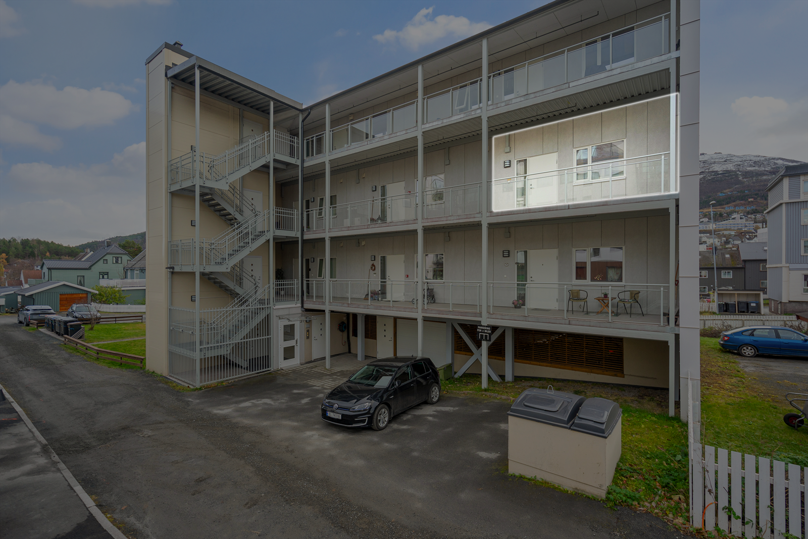 Leiligheten ligger i byggets 3. etasje, markert på bildet. Enkel adkomst via heis og trappeoppgang fra bakgården Galleribilde