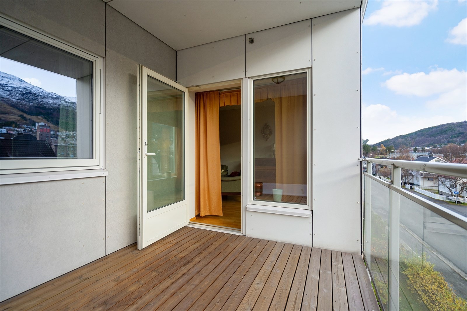 Fra stuen er det utgang til en solrik og trivelig balkong med god plass til sittegruppe Galleribilde