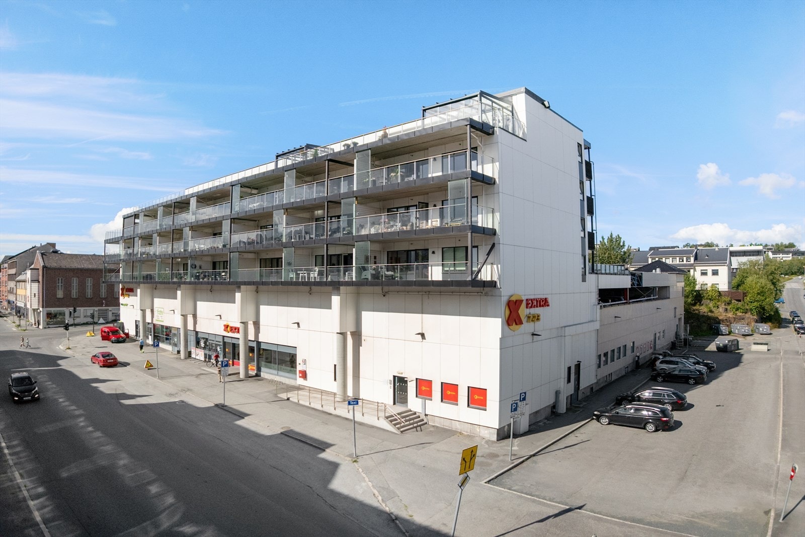 Nærområdet - Domus ligger like ved og her finner du både dagligvarebutikk, apotek, bowling og frisør. Det er og kort vei til legesenter Galleribilde