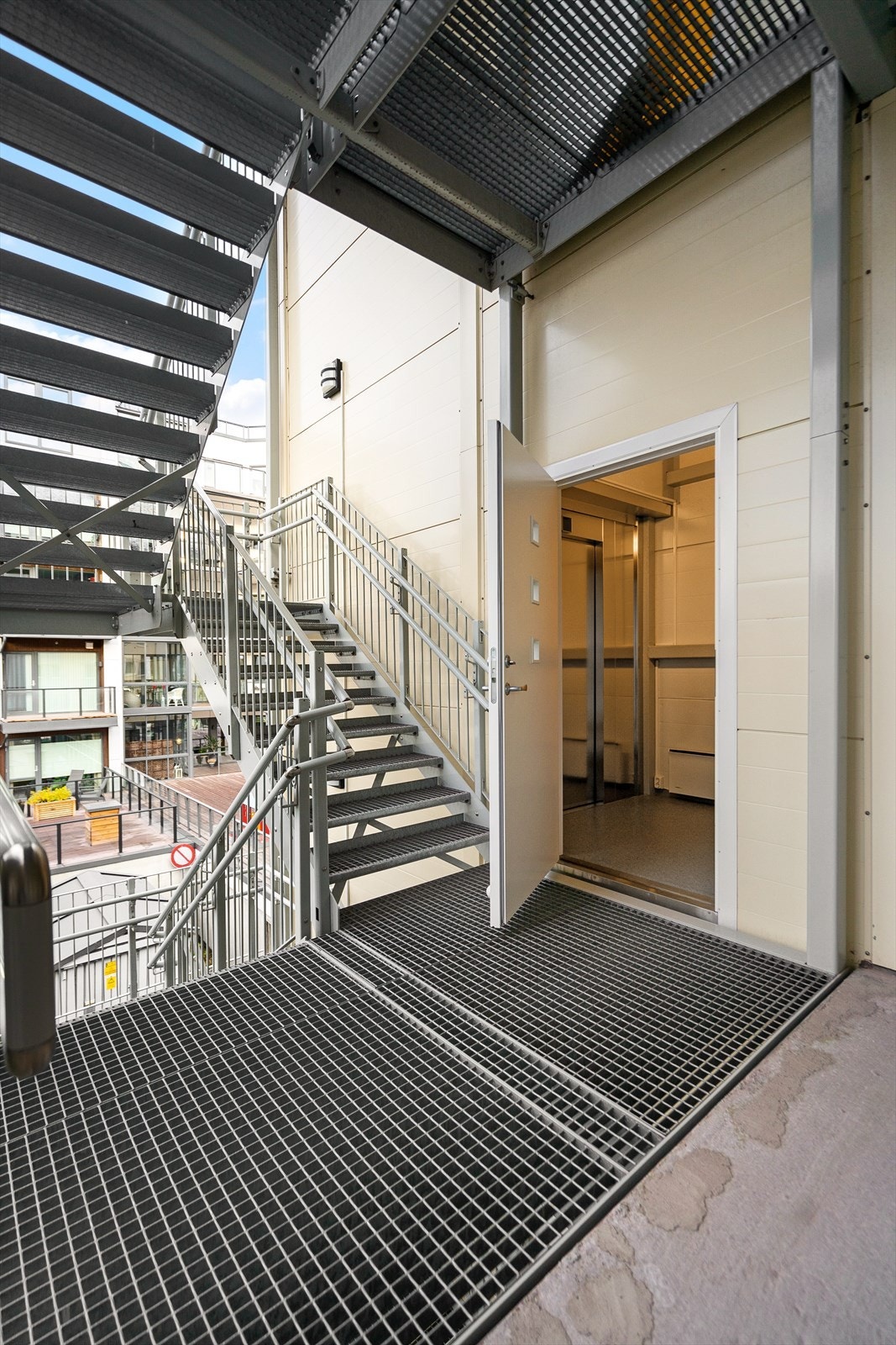 Bygget har både trappeoppgang og heis som tar deg direkte til leilighetens etasje Galleribilde