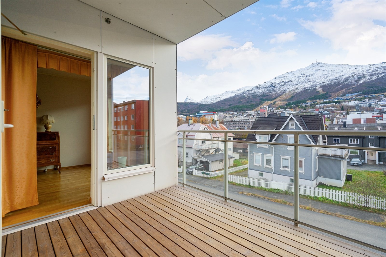 Balkong med utsikt mot Narvikfjellet Galleribilde