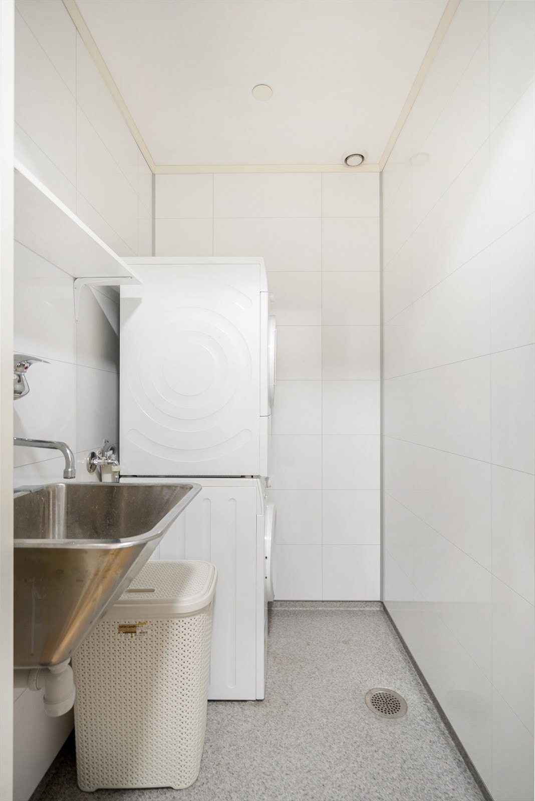 Eget vaskerom med opplegg til vaskemaskin og tørketrommel, samt praktisk utslagsvask Galleribilde