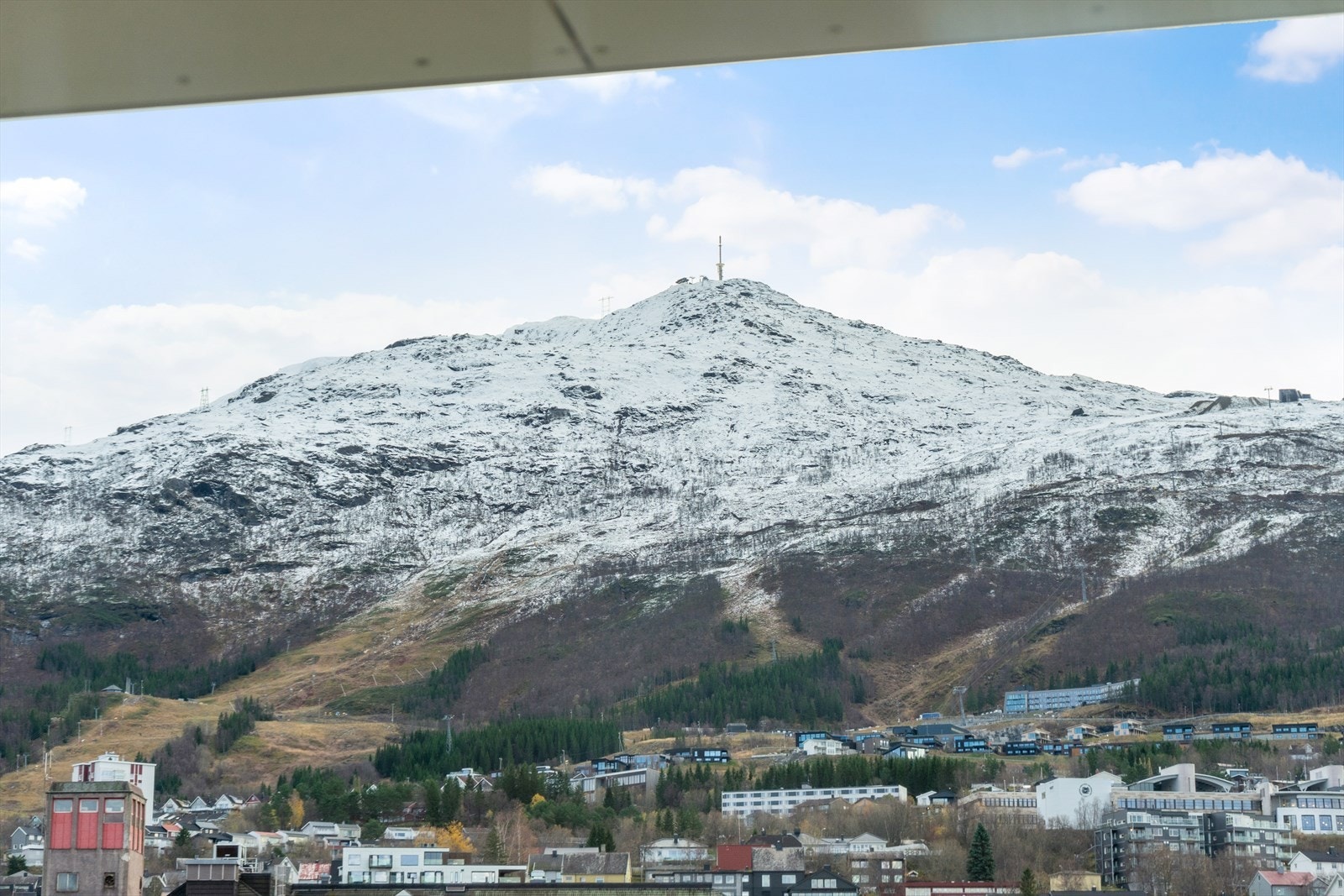 Flott utsikt mot Narvikfjellet fra soverommet Galleribilde