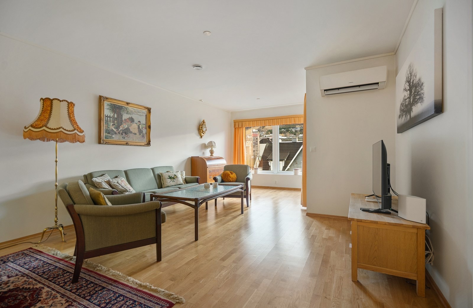 Romslig stue med store vindusflater som slipper inn rikelig med dagslys og gir en luftig atmosfære. God plass til både sofagruppe og TV-sone Galleribilde