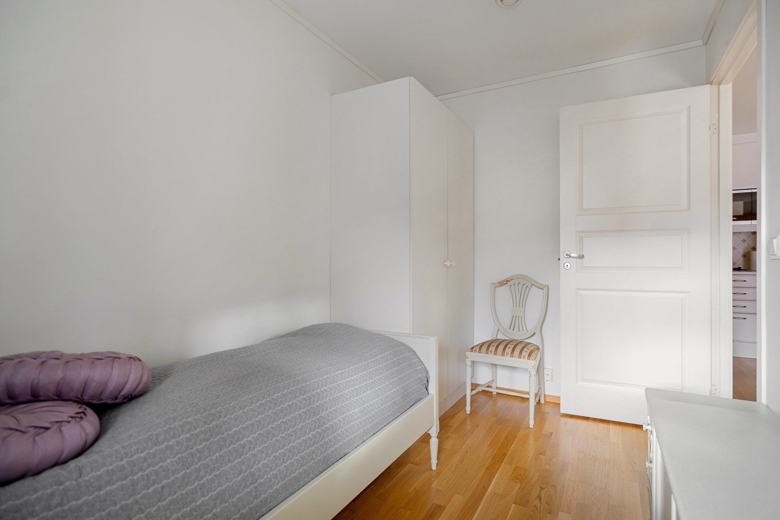 Soverom 2 - Store vinduer gir godt med naturlig lys og utsikt mot fjellene i bakgrunnen Galleribilde