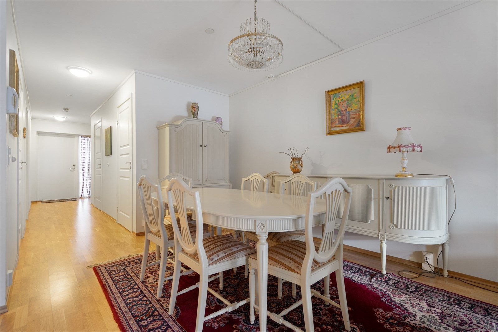 Romslig plass til spisebord med god avstand mellom kjøkken og stue Galleribilde