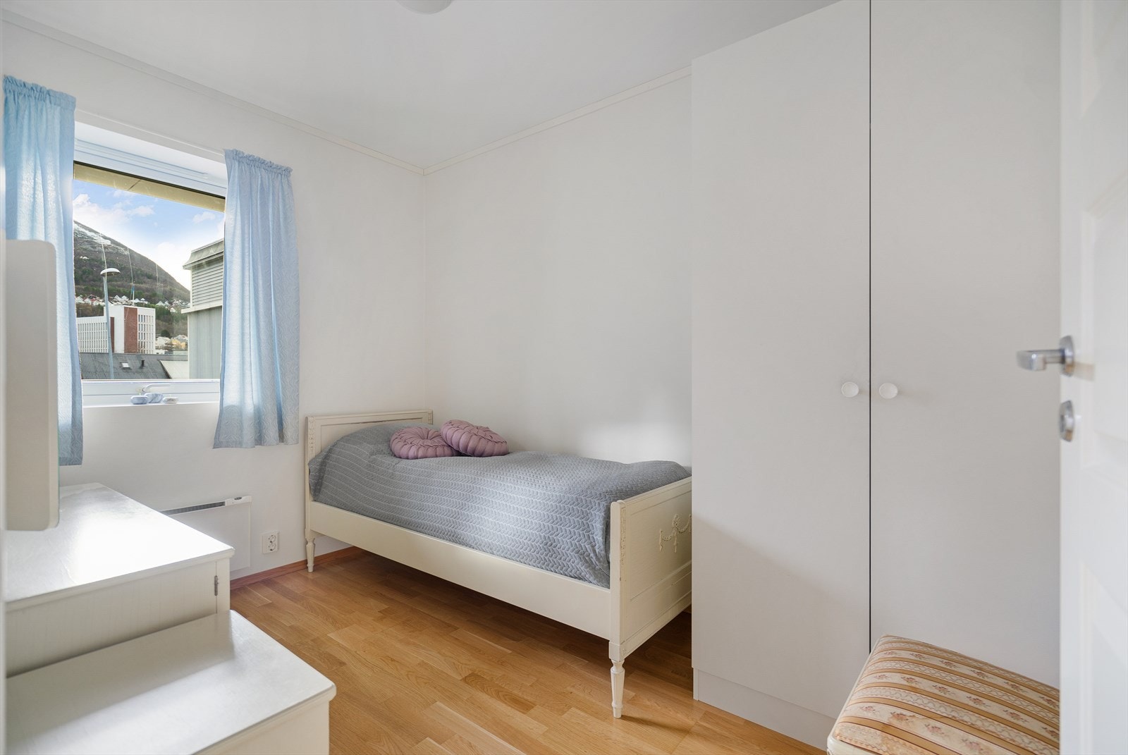 Soverom 2 - Lyst og rolig soverom med plass til enkeltseng og garderobeskap Galleribilde