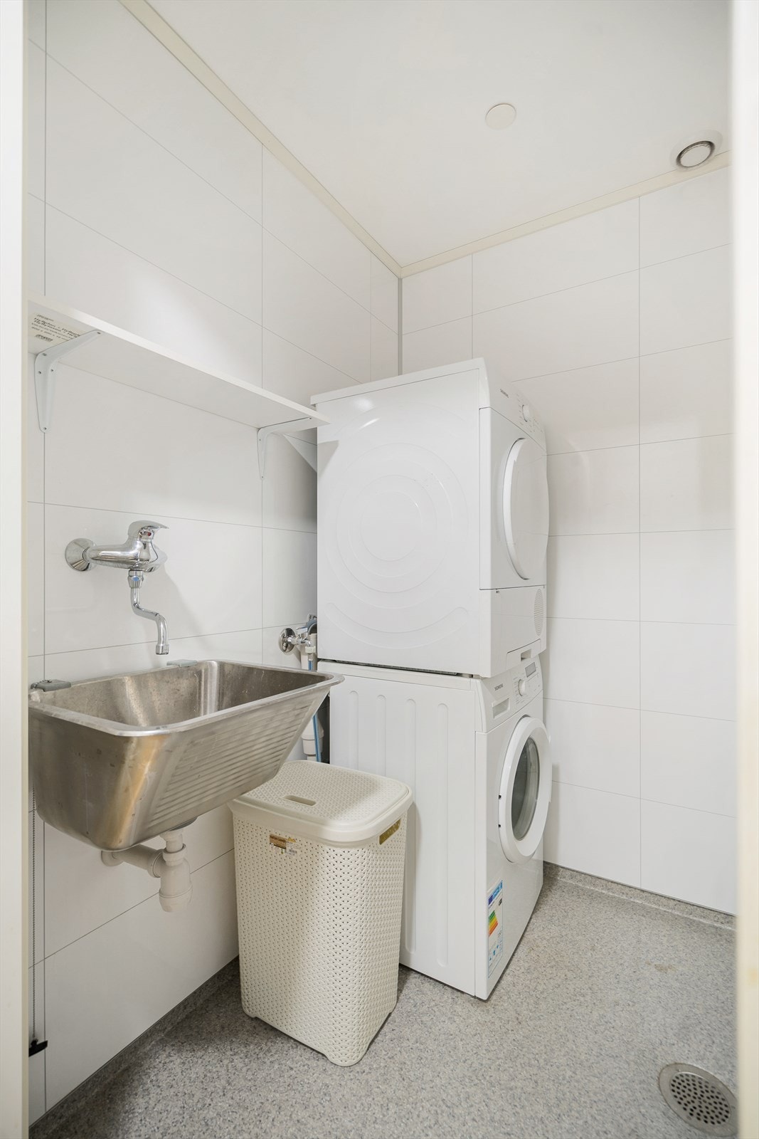 Et funksjonelt rom som gjør hverdagen enklere - med god plass til oppbevaring og vask av klær Galleribilde