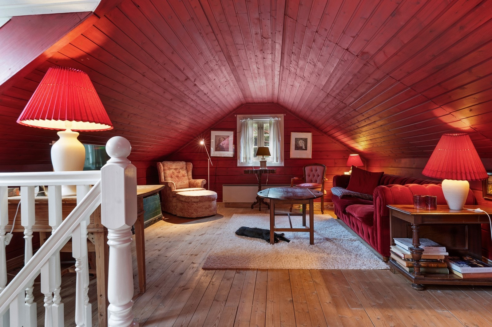 2. etasje er innredet og omgjort uten byggemelding til kommunen og uten at nødvendig godkjennelse er gitt Galleribilde