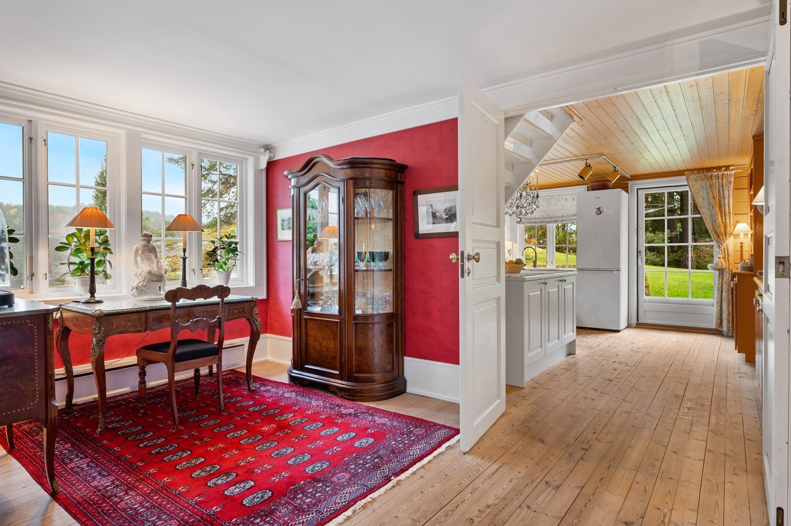 To fløyede dører går igjen i hele huset Galleribilde