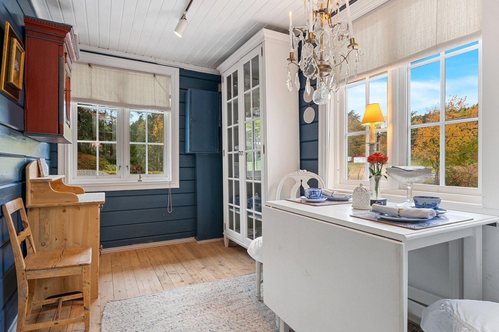 Rom på innsiden kjøkken med tømmervegger. Galleribilde