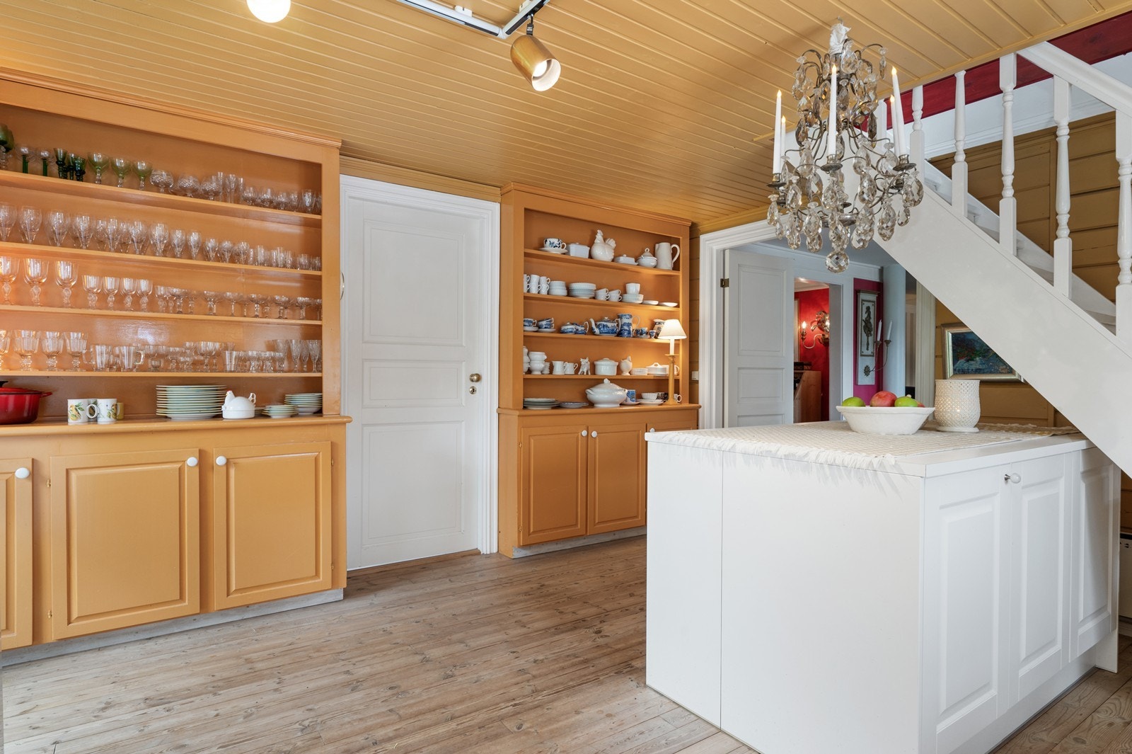 Plassbygget anretning/oppbevaring Galleribilde