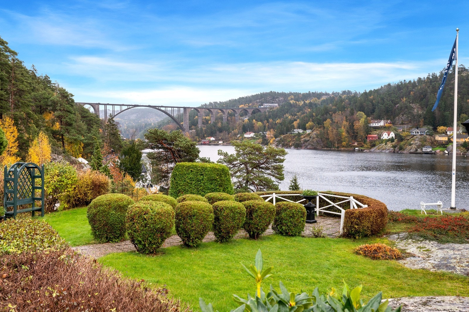 Flott utsiktsplass man kan følge båttrafikken Galleribilde