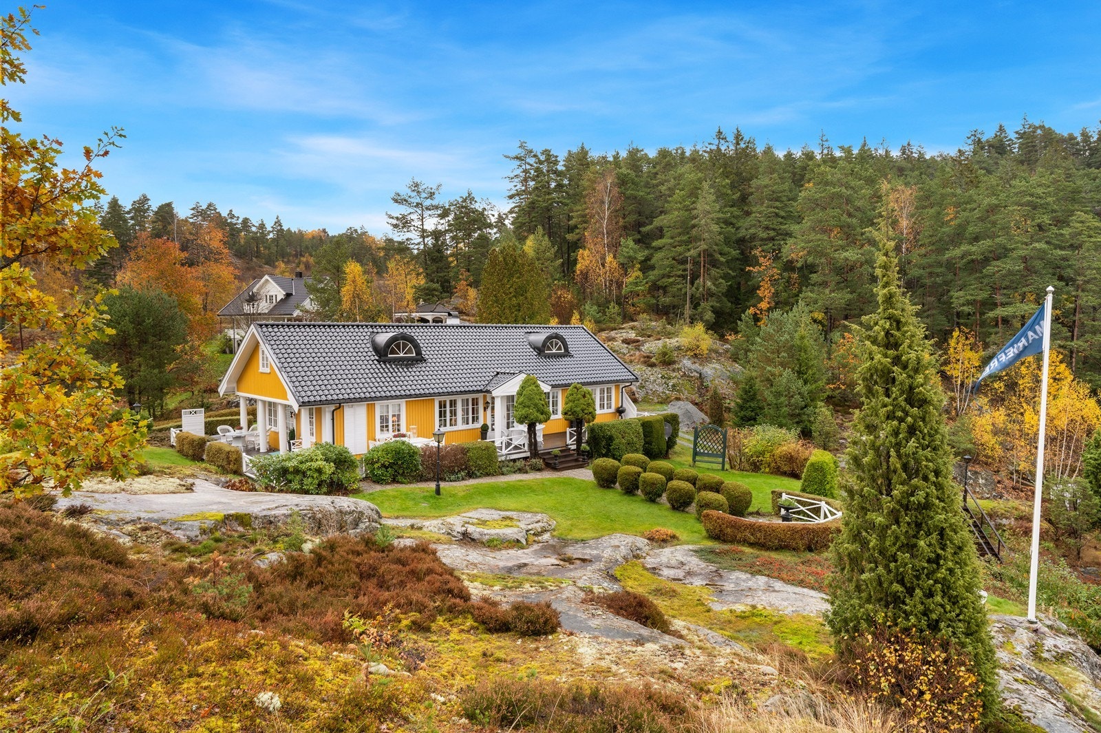 Vakker, parkmessig opparbeidet hage Galleribilde