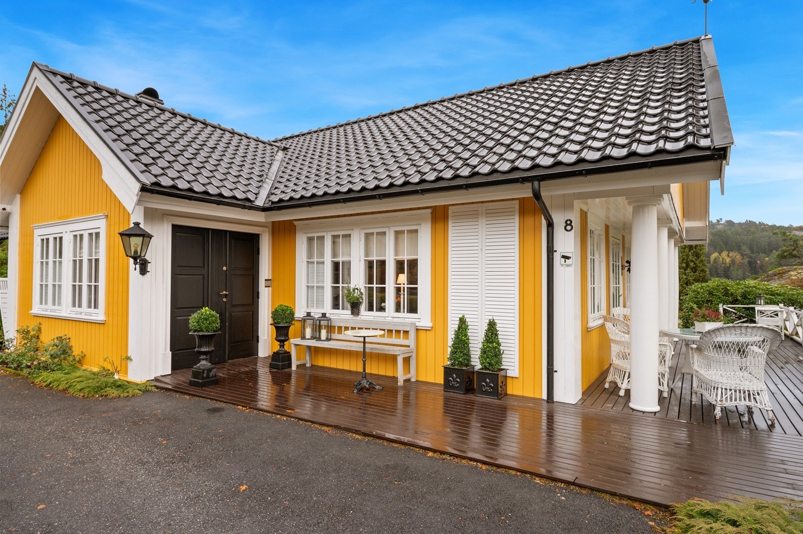 To fløyet hoveddør og glasert takstein. Legg merke til de flotte søylene som går igjen flere steder, også inne. Galleribilde