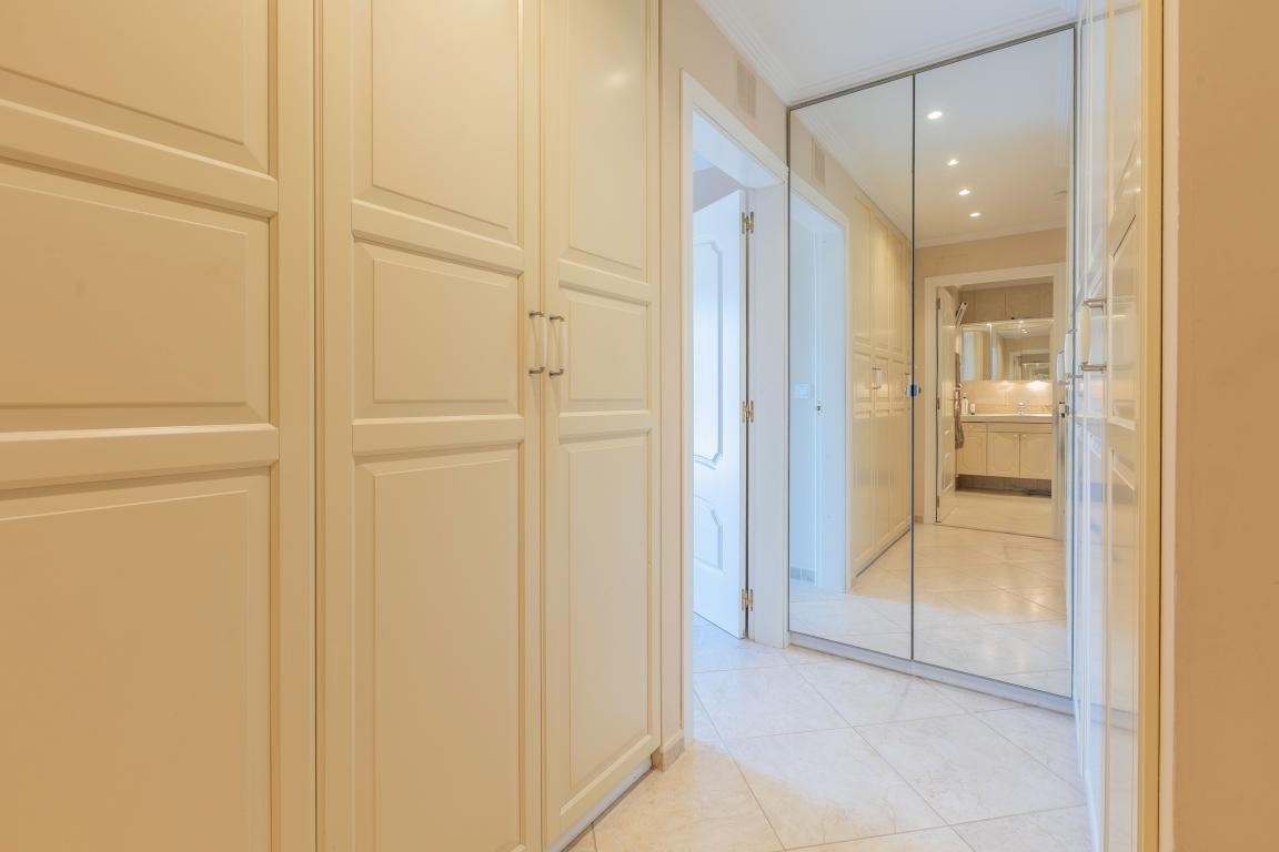 Walk-in closet - Master Bedroom Galleribilde