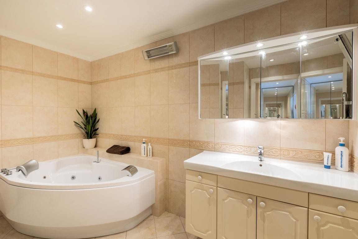 Master Bathroom Ground Floor Galleribilde