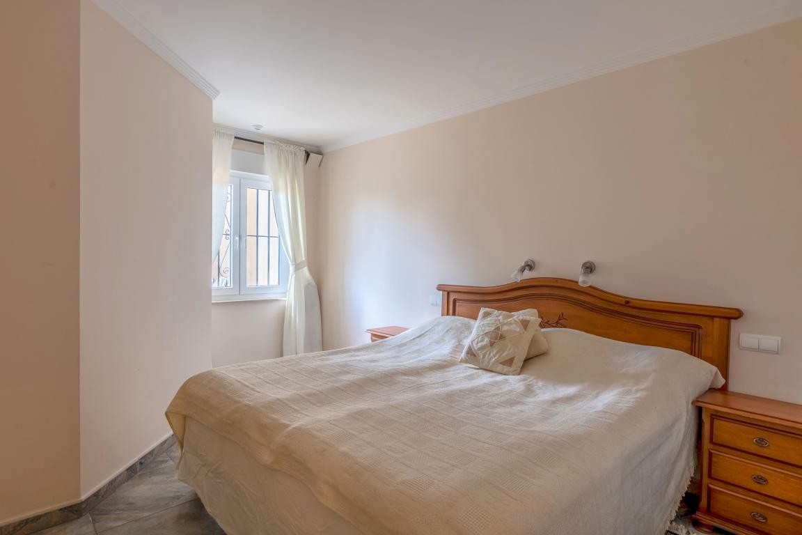 Guest Wing Large Bedroom1 Galleribilde
