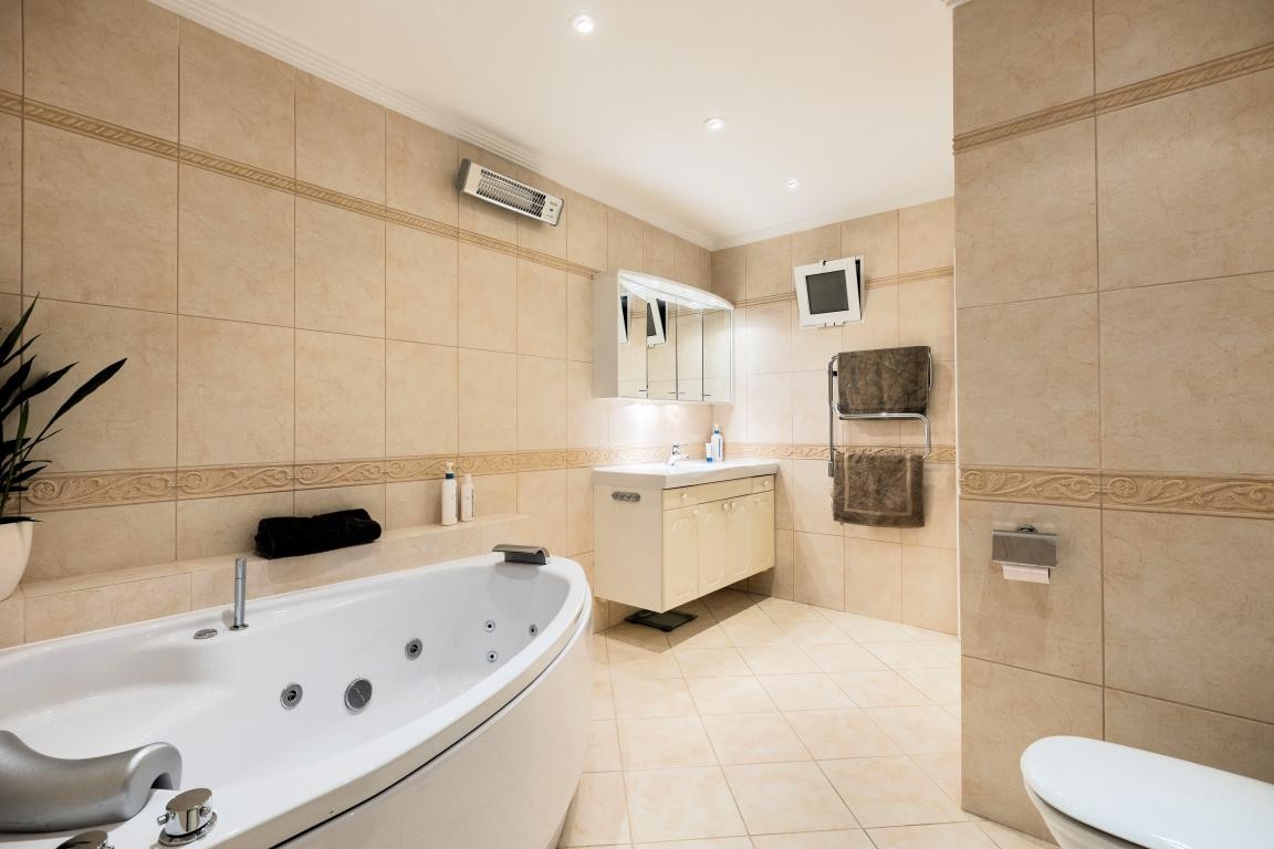 Master Bathroom Ground Floor Galleribilde