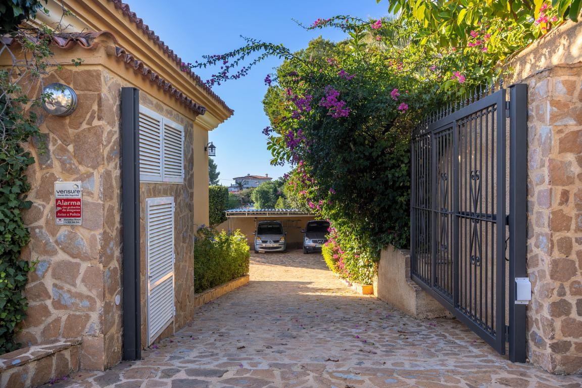 Entrance to Parking Area Galleribilde