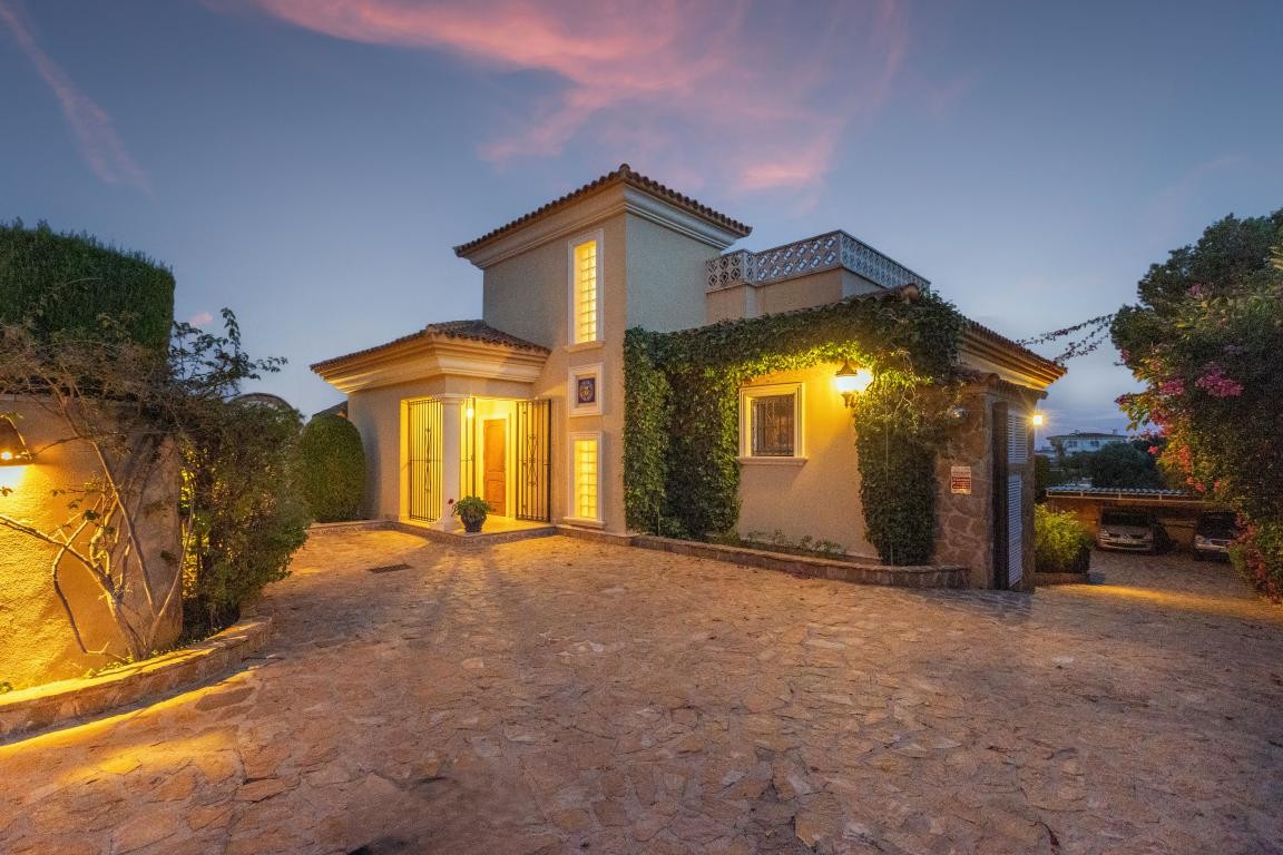 Evening View Entrance Galleribilde