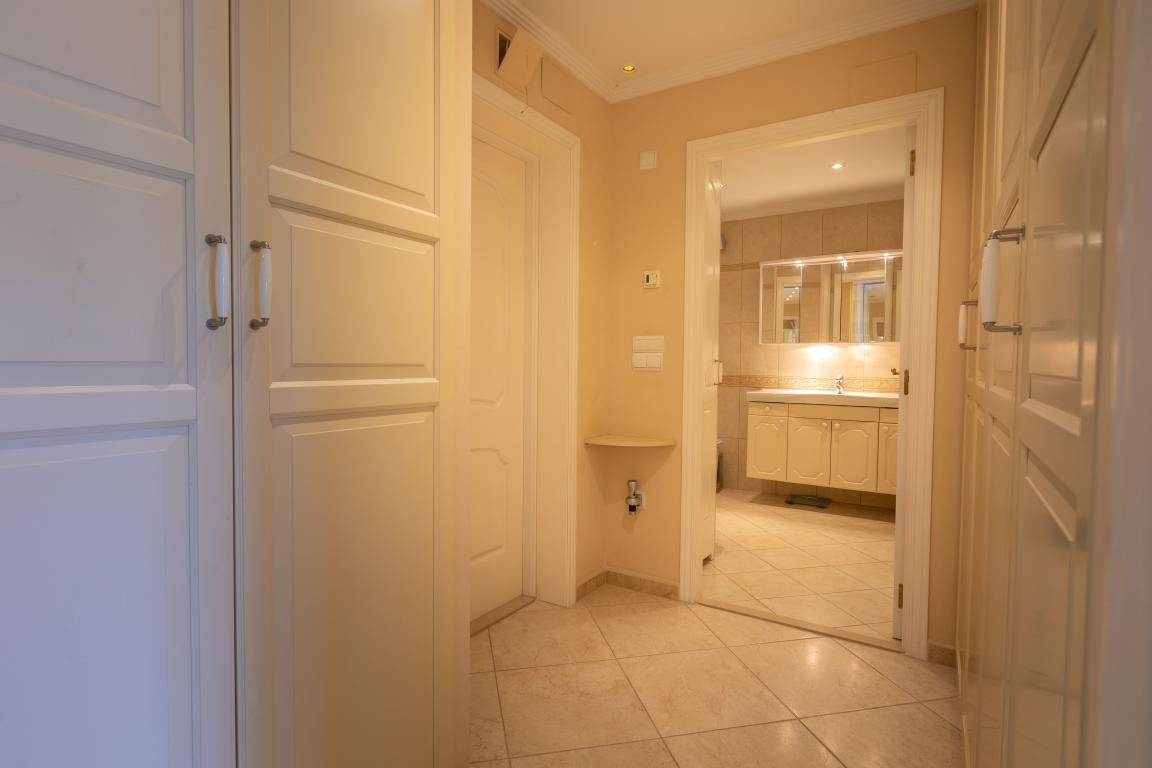 Walk-in closet - Master bathroom Galleribilde