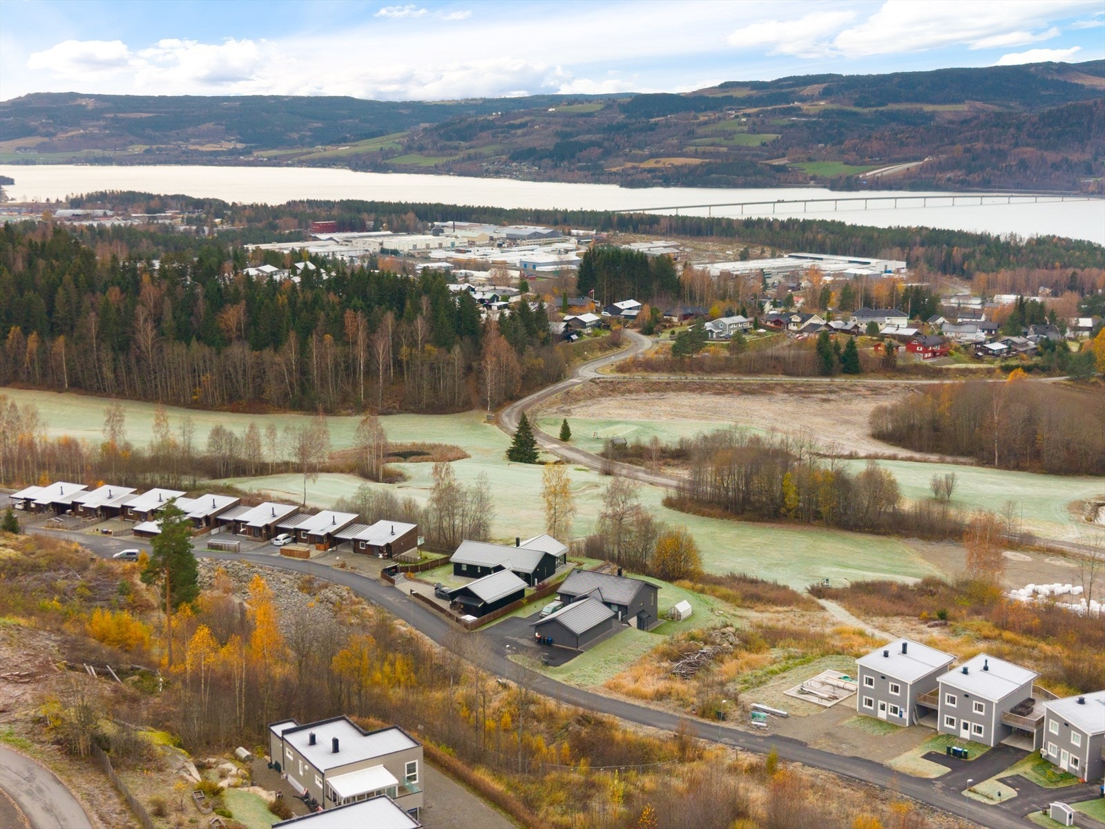 Moelv ligger midt mellom Mjøsbyene med ca. 30 minutters kjøretur til Hamar, Gjøvik og Lillehammer. Galleribilde