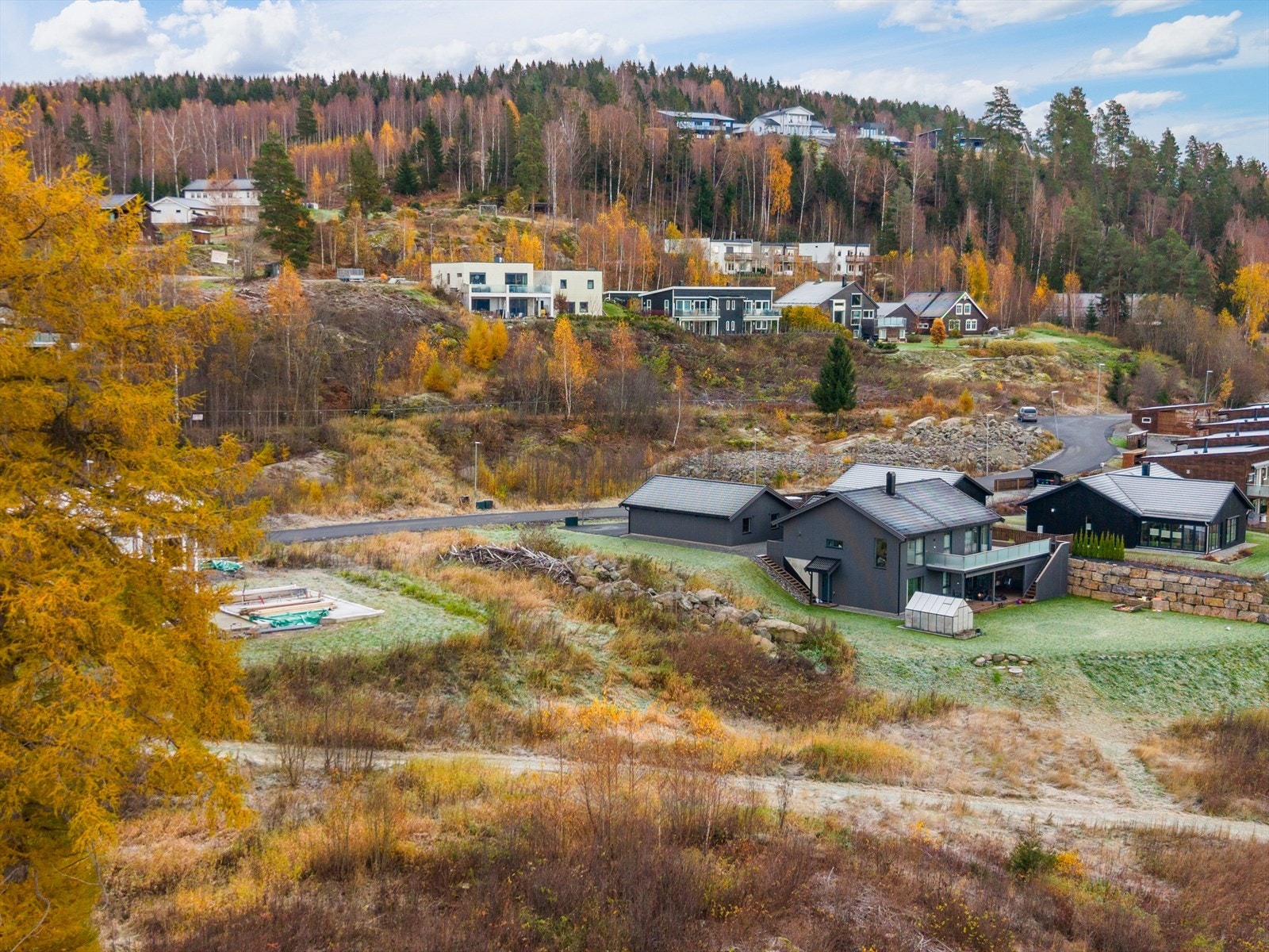 Det er ca. 3 km til Moelv sentrum med togstasjon, dagligvare, forretninger, bank, frisør mv. Galleribilde