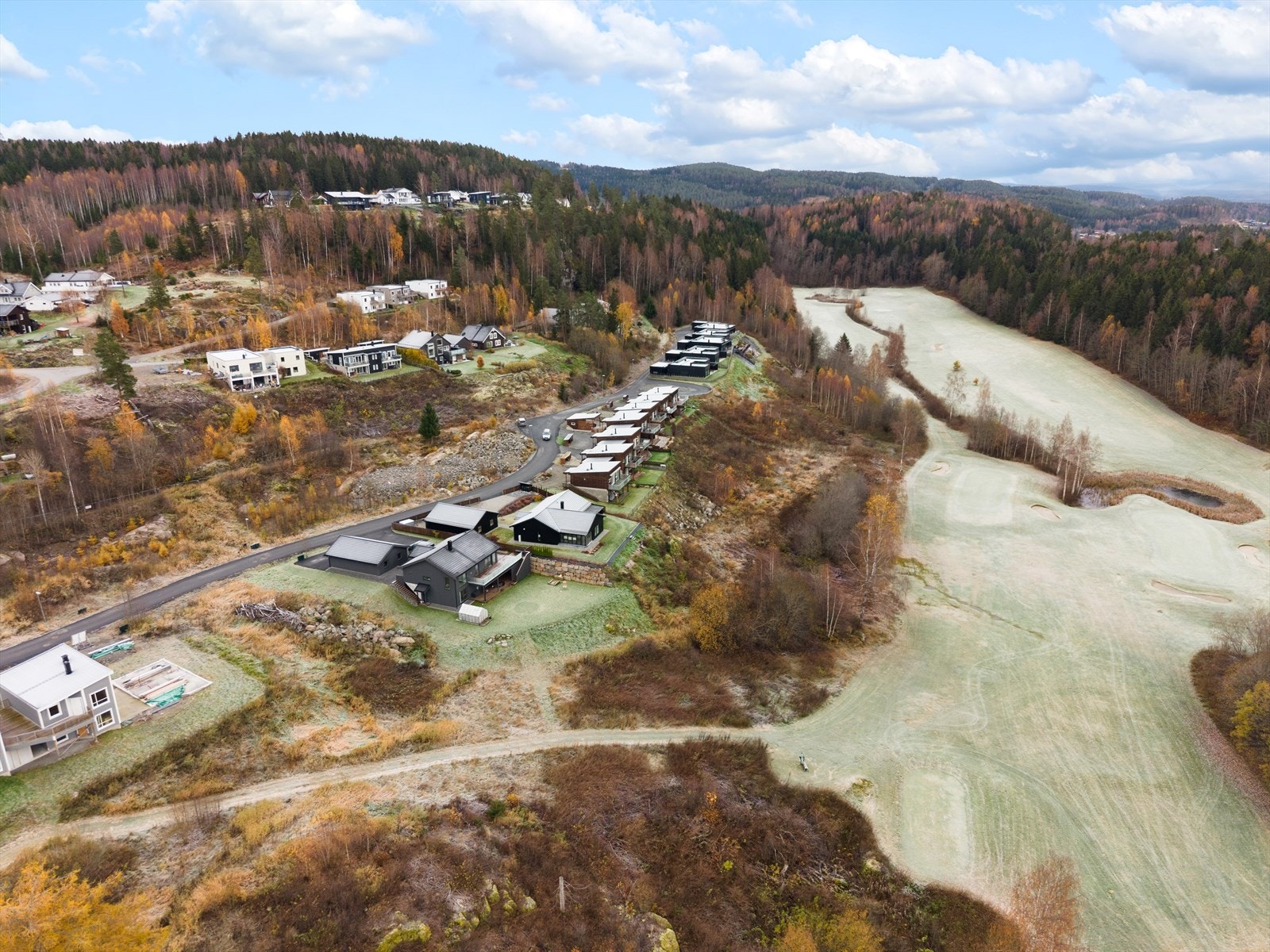 rett ved tomten finner du Mjøsen golfklubb, med 18-hulls golfbane. Galleribilde