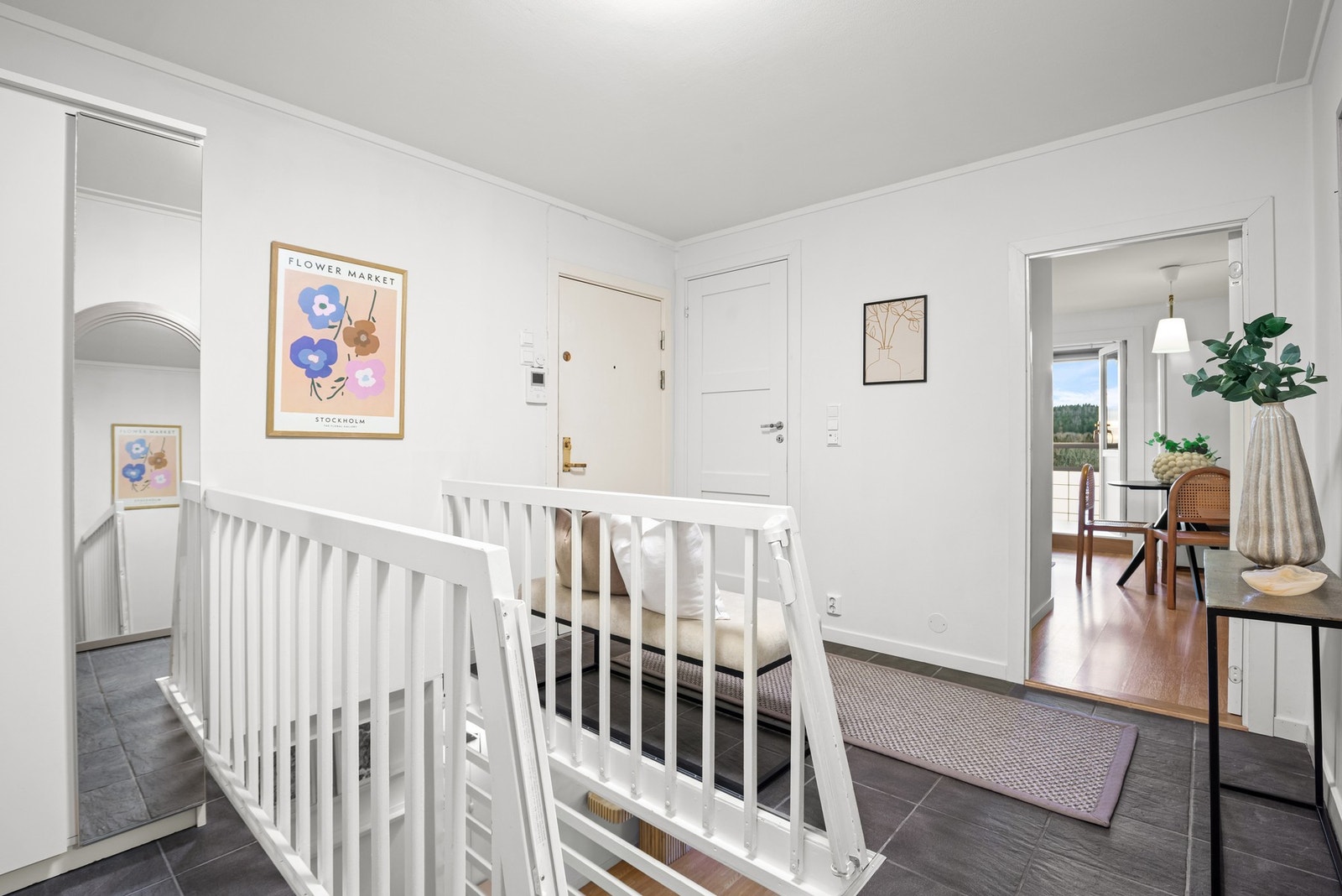 Det er ellers god plass for ytterligere skap og kommoder om ønskelig. Det er fliser på gulv Galleribilde