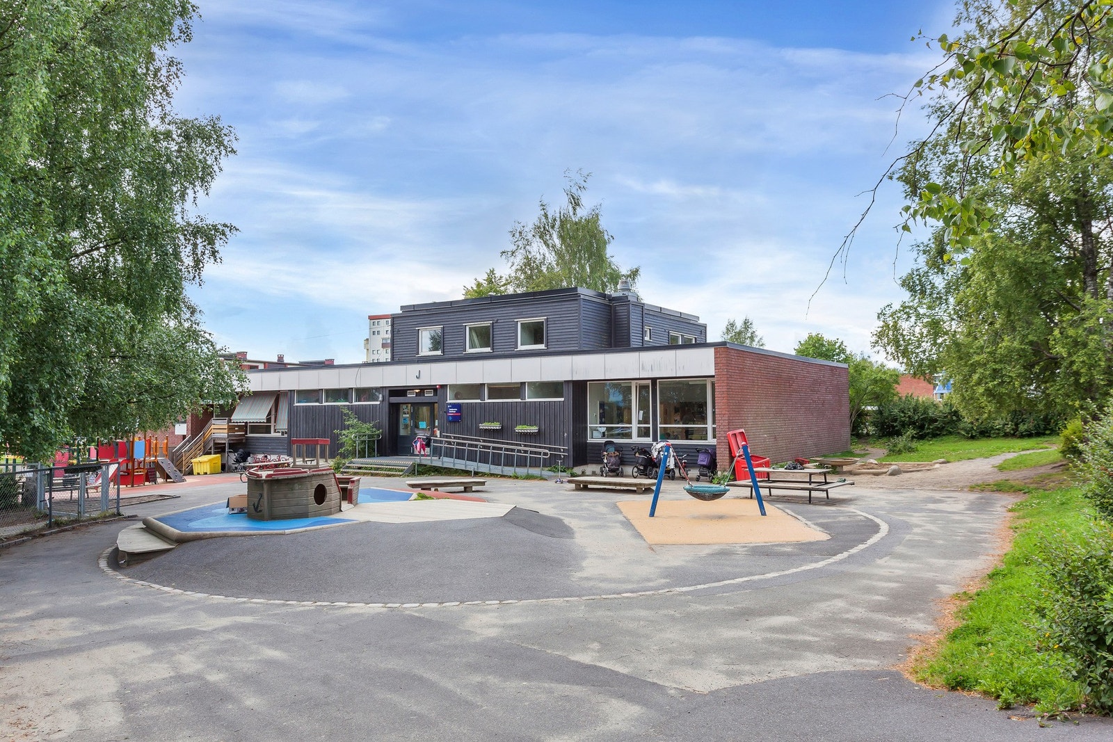 Både skole og barnehage ligger rett ved leiligheten - Meget praktisk for barnefamilier Galleribilde