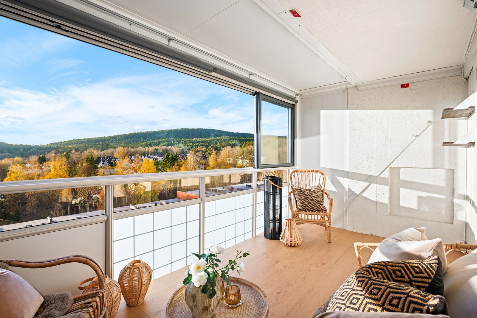 En herlig uteplass som er innglasset, noe som gjør det til et ekstra uterom fra tidlig vår til sen høst Galleribilde
