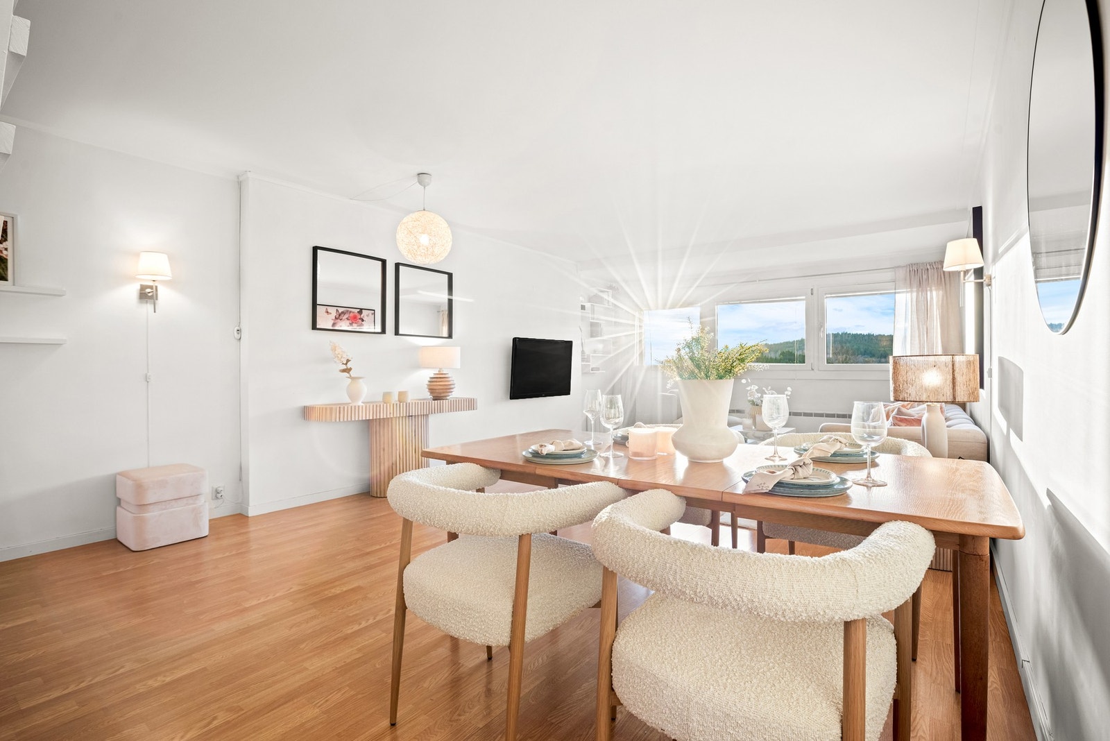 Her er det plass for stor sofa, stort spisebord, tv-løsning m.m Galleribilde