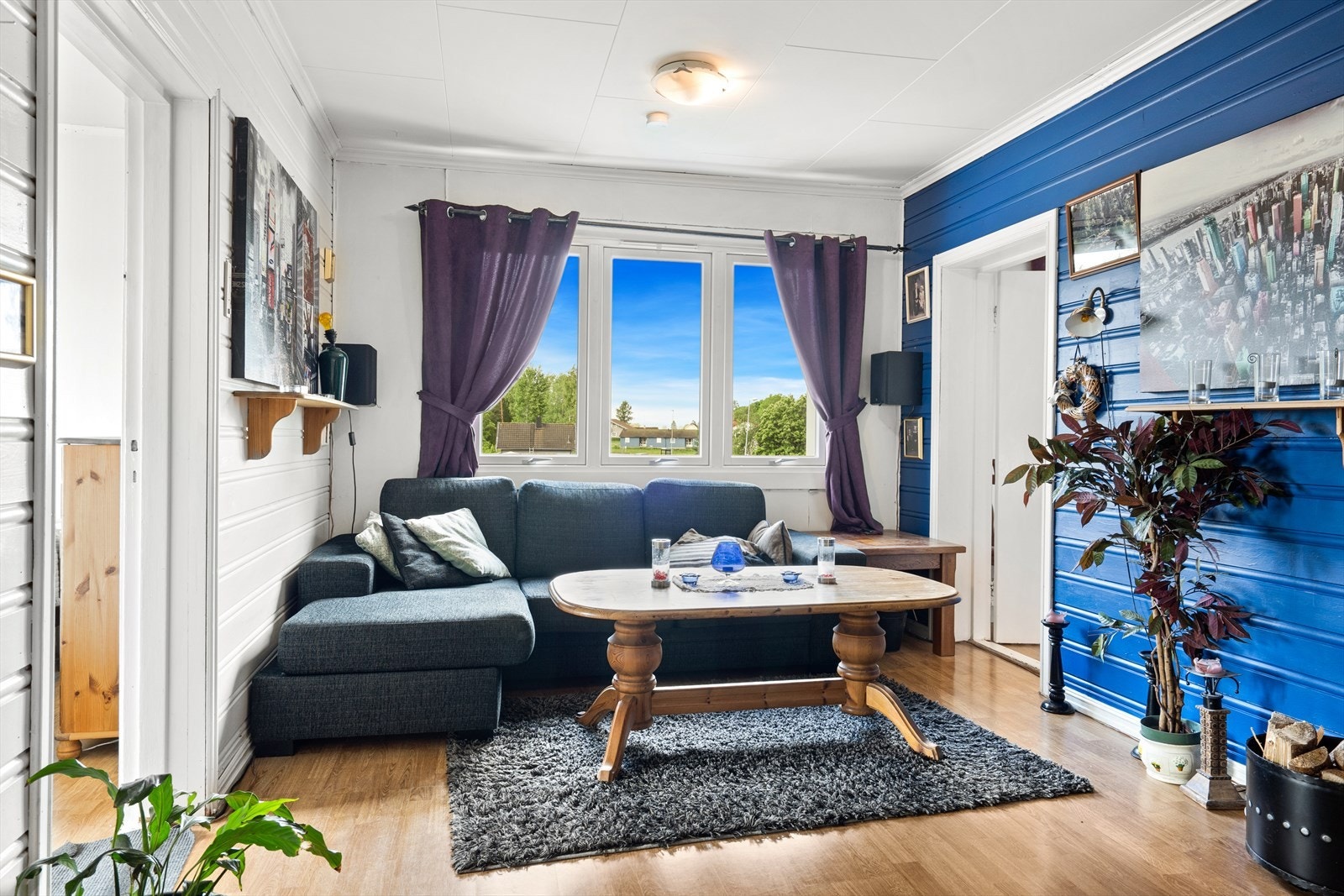 Stue med stort vindu som gir godt med naturlig lys. Galleribilde