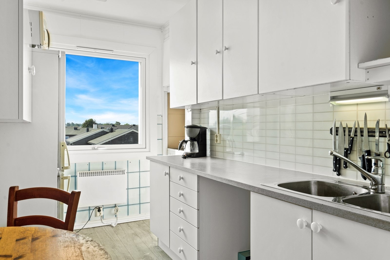 Lyst og pent kjøkken Galleribilde