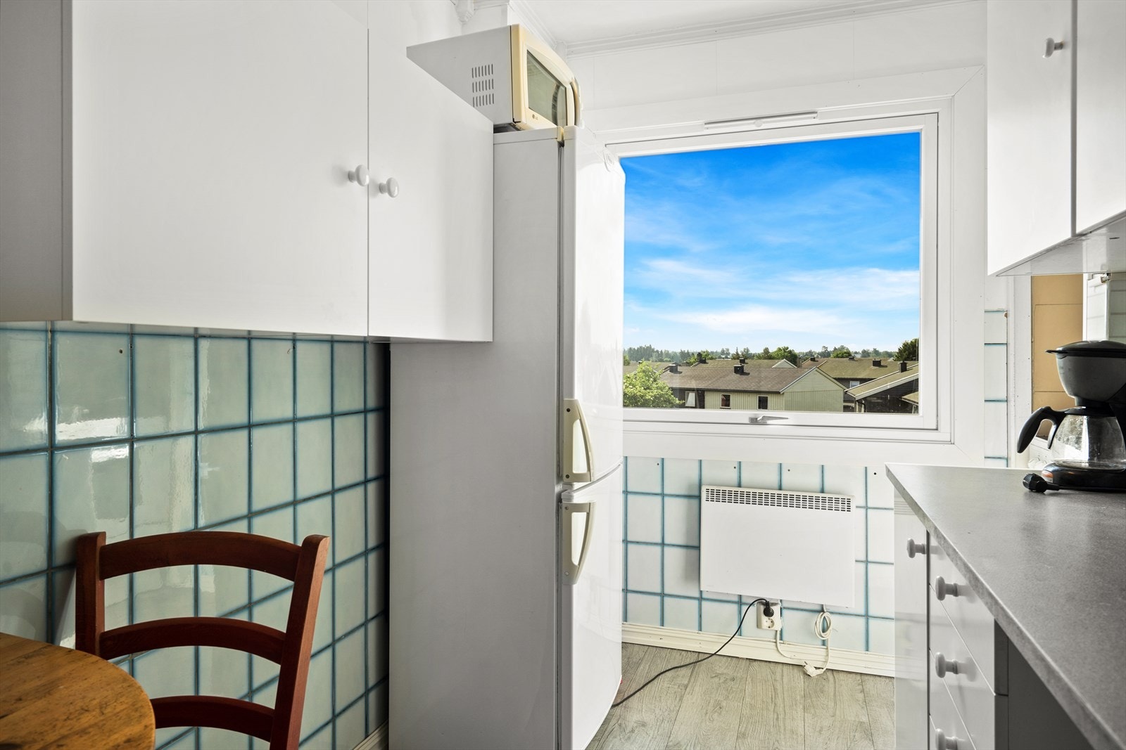 Kjøkken med lys innredning. Galleribilde