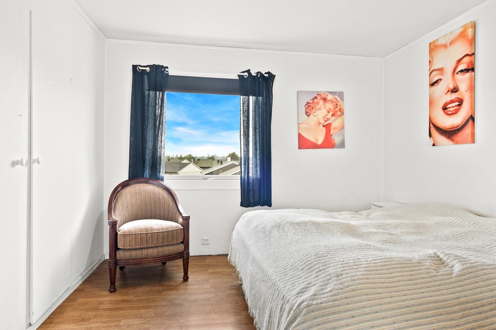 Soverom med garderobeskap. Galleribilde