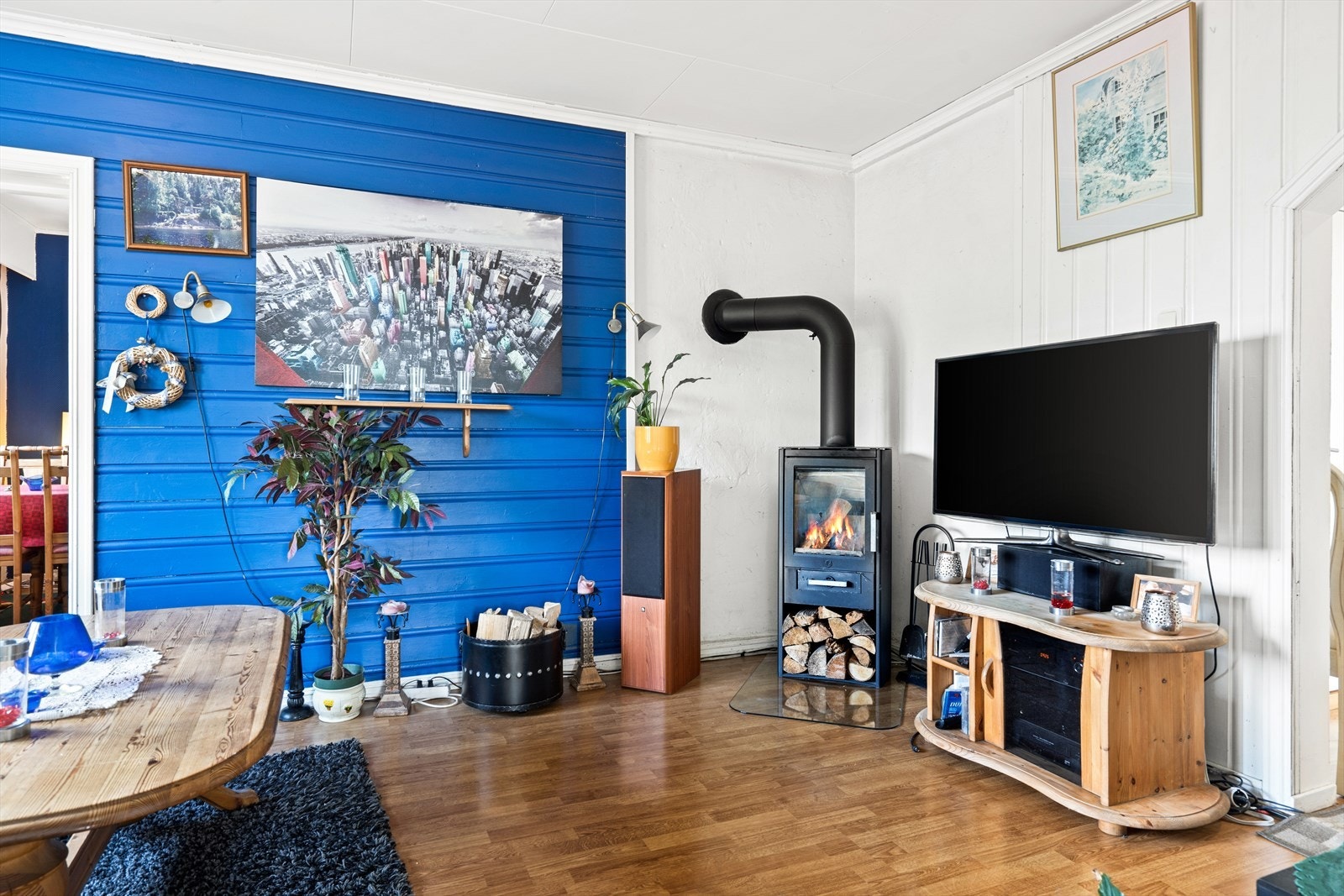 Stua har vedovn. Galleribilde